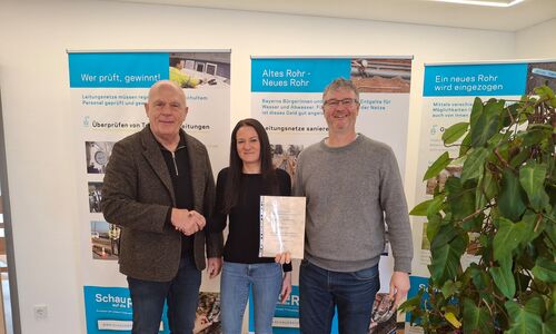 Verbandsvorsitzender Karl Wellenhofer und Werkleiter Ludwig Sigl gratulieren Frau Andrea Baier