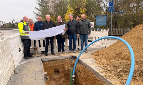 Foto: Bürgermeister Herbert Lichtinger mit den Verantwortlichen der Baustelle und des Wasserzweckverbands