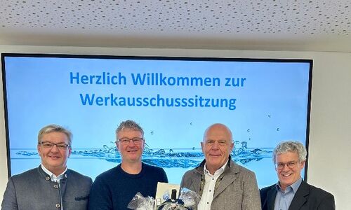 Foto: stv. Vorsitzender Anton Kargel, Werkleiter Ludwig Sigl, 1. Verbandsvorsitzender Karl Wellenhofer, stv. Vorsitzender Johann Angstl